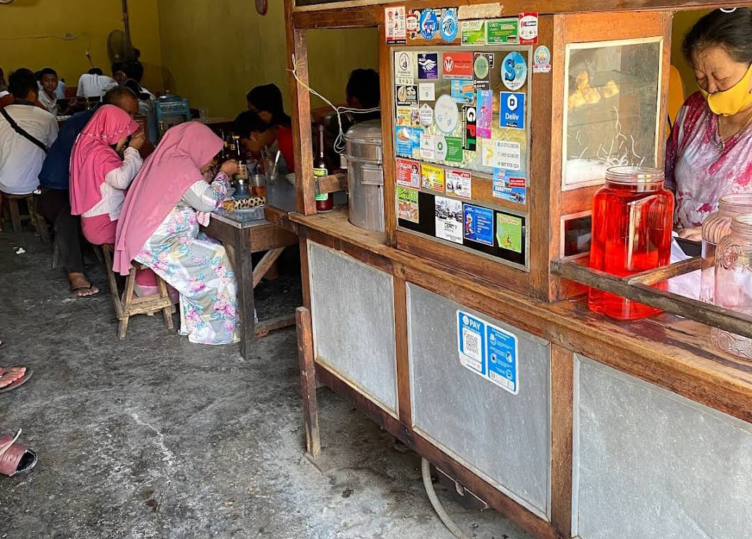 KULINER MURAH: Bakso Pak Mus di Makam Sedeng, Bojonegoro jadi idola anak kos atau pelajar, karena harganya sangat terjangkau. (FARHAN REZA ARDIANSYAH/RADAR BOJONEGORO)