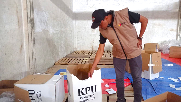 LOGISTIK PILKA: Anggota Bawaslu Blora temukan kotak suara basah yang rusak karena kehujanan saat perjalanan pengiriman.