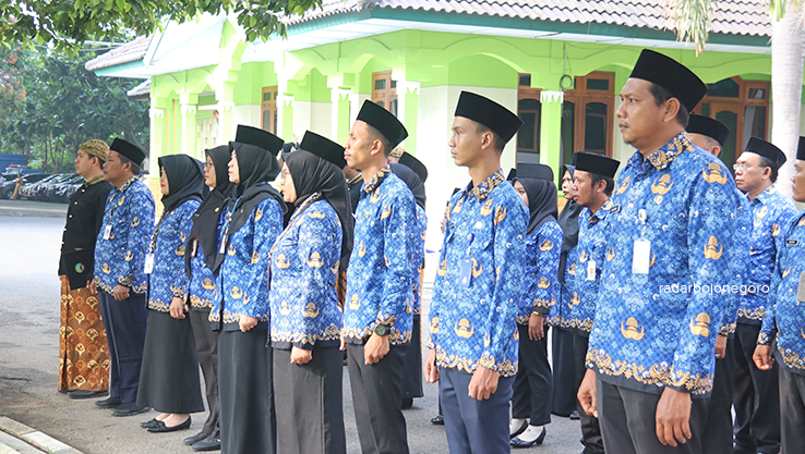 HARI GURU: Para guru ikuti apel Upacara peringatan Hari Guru Nasional (HGN) di lapangan kantor Setda Blora kemarin pagi (25/11). (ISTIMEWA/RADAR BOJONEGORO)