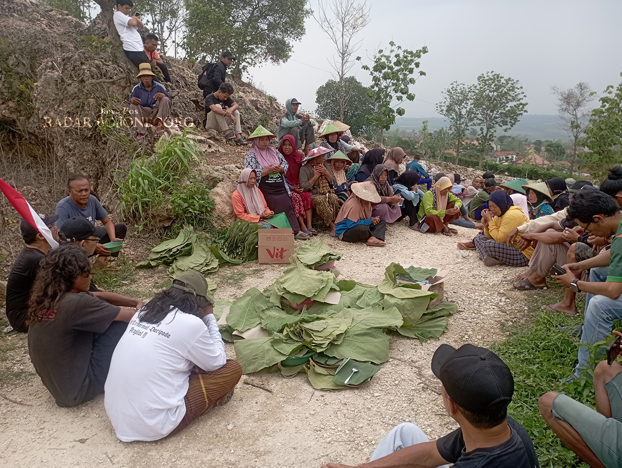 UNJUK RASA: Warga Jurangjero kompak mendesak tutup PT KRI dengan menggelar bancakan di perbukitan kapur yang tidak jauh dari lokasi pabrik. (M. LUKMAN HAKIM/RADAR BOJONEGORO)