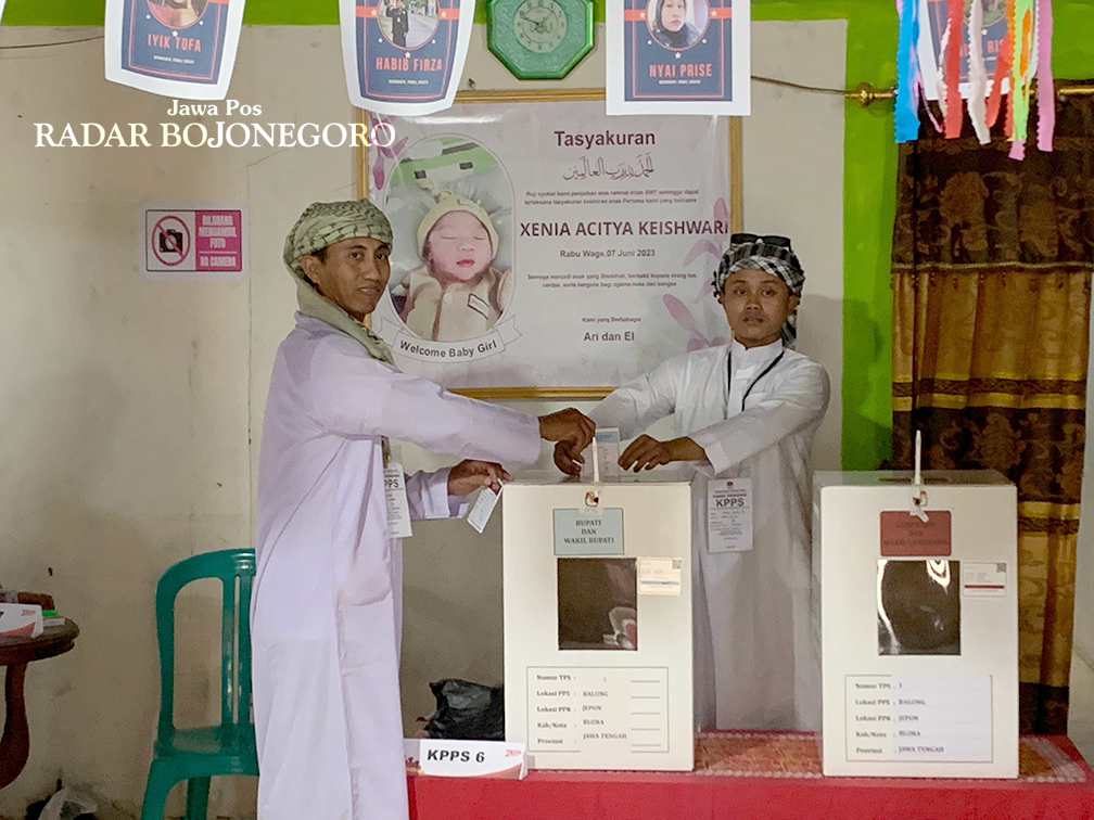 TPS UNIK: Petugas KPPS di TPS 01 Desa Balong, Kecamatan Jepon kompak mengenakan pakaian khas Timur Tengah dalam rangka euforia kemenangan Timnas Indonesia mengalahkan Arab Saudi di ajang Kualifikasi P