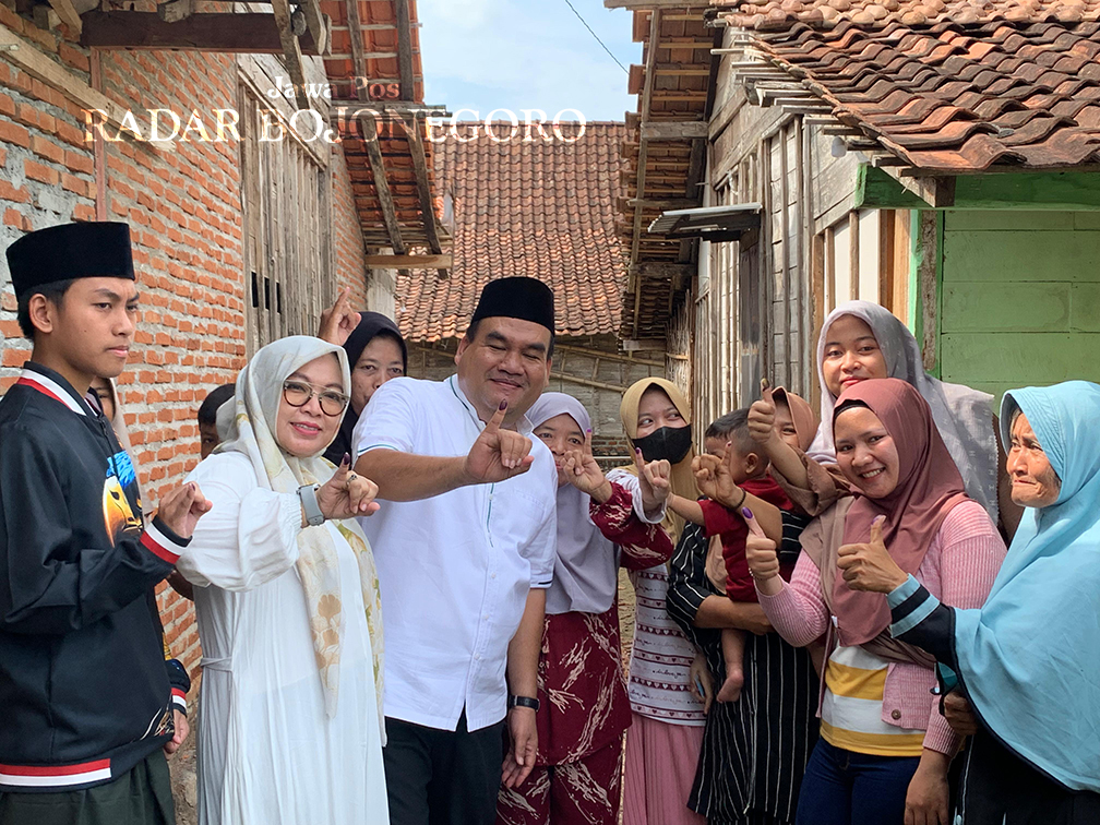 CEKREK: Arief Rohman menyempatkan foto bersama dengan warga usai nyoblos di TPS 01 Desa Sendang Wungu, Kecamatan Banjarejo kemarin (27/11). (RAHUL OSCARRA DUTA/RADAR BOJONEGORO)