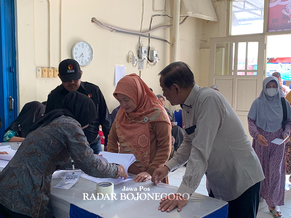 NYOBLOS: Abu Nafi didampingi sang istri saat nyoblos di TPS 01 Kelurahan Kauman, Kecamatan Blora kemarin (27/11). (RAHUL OSCARRA DUTA/RADAR BOJONEGORO)
