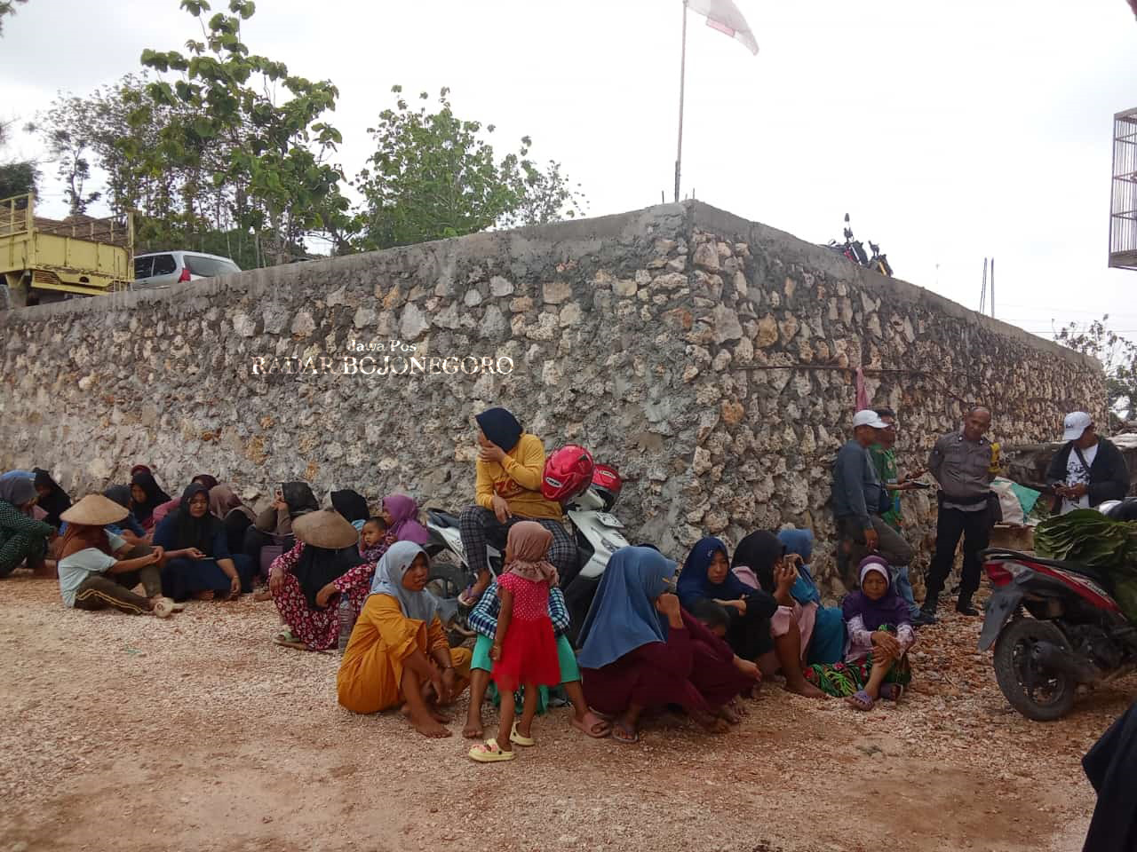 SOLIDARITAS: Warga Jurangjero duduk di pelataran rumah kepala desa, saat kedatangan solidaritas dukungan dari berbagai kalangan. (M. LUKMAN HAKIM/RADAR BOJONEGORO)