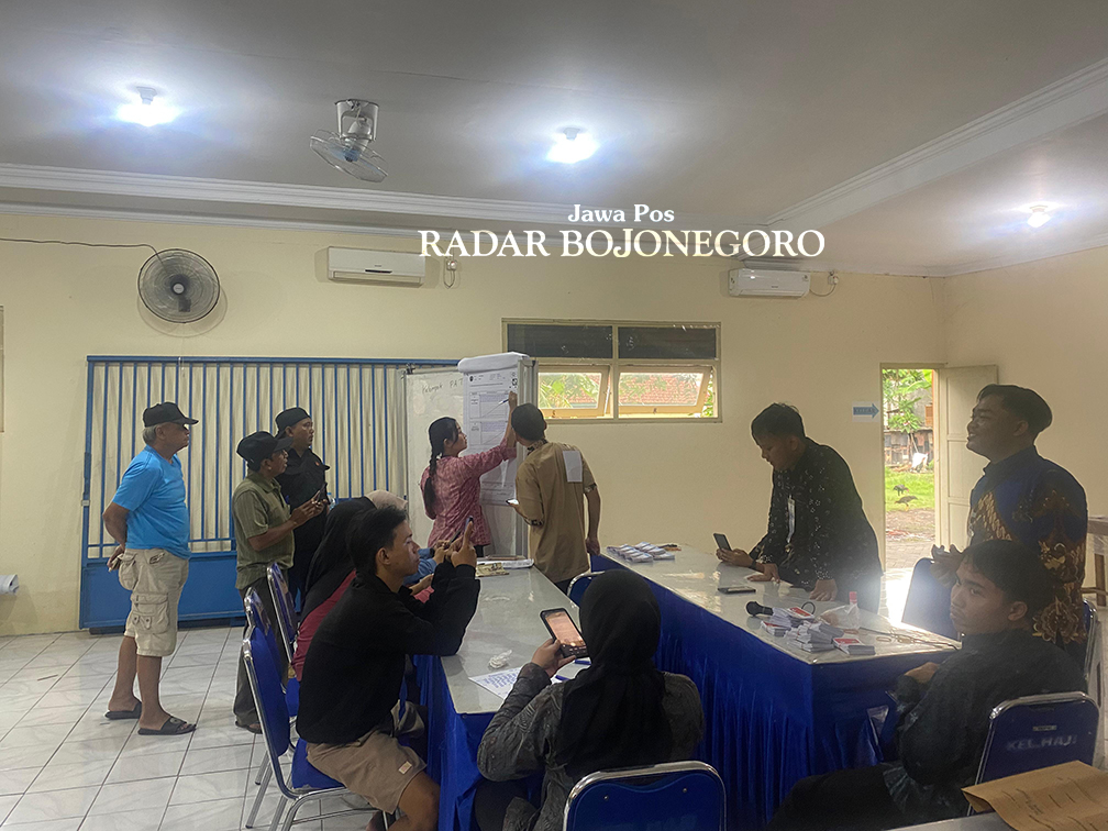 HITUNG SUARA: Petugas KPPS TPS 01 Kelurahan Kauman, Kecamatan Blora Kota bersama saksi dan pengawas sedang proses menghitung suara Pilkada Blora 2024, Rabu (27/11). (ISTIMEWA/RADAR BOJONEGORO)