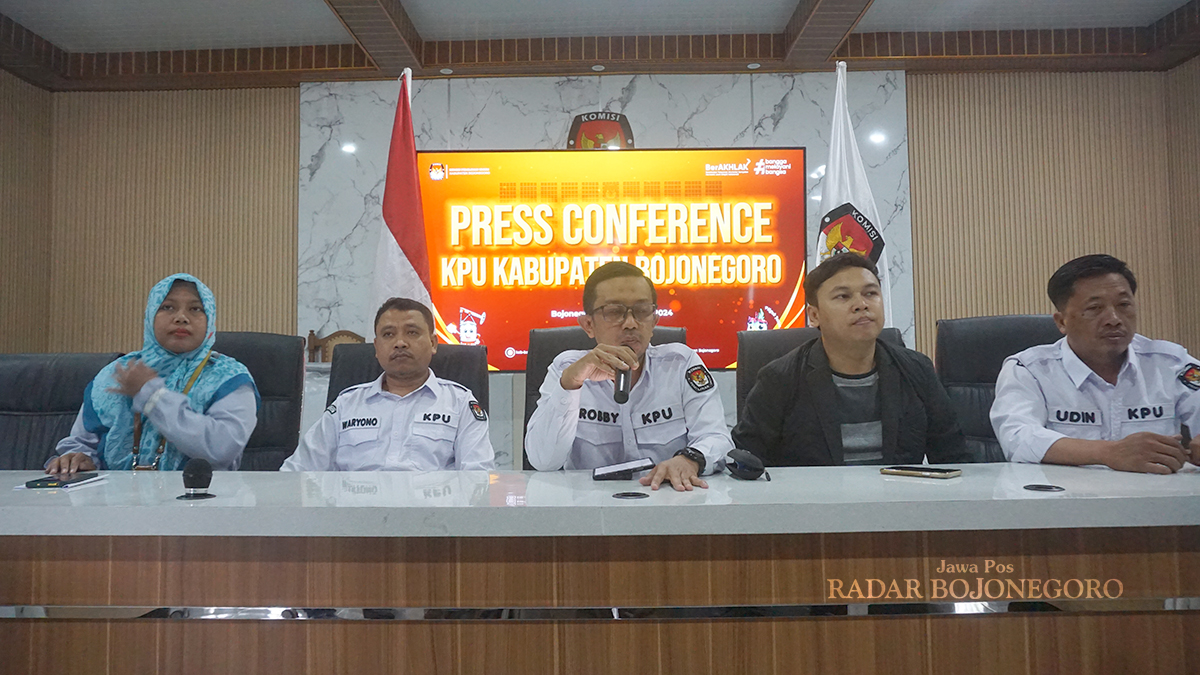 FOKUS REKAPITULASI SUARA: Komisioner KPUK Bojonegoro memberikan penjelasan tentang rekapitulasi suara yang berjenjang dari TPS hingga KPUK. (YUAN EDO/RADAR BOJONEGORO)
