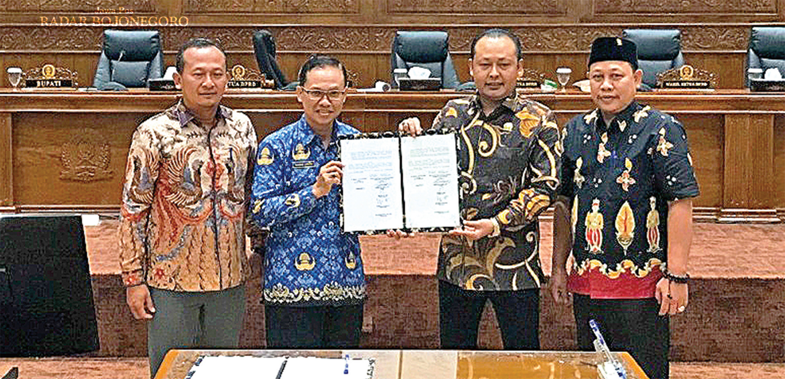 PARIPURNA: Ketua DPRD Abdulloh Umar, Wakil Ketua DPRD Sahudi dan Bambang Sutriyono, serta Pj Sekda Djoko Lukito telah menandatangani nota persetujuan Raperda APBD 2025 dan menyerahkan Penetapan Propem