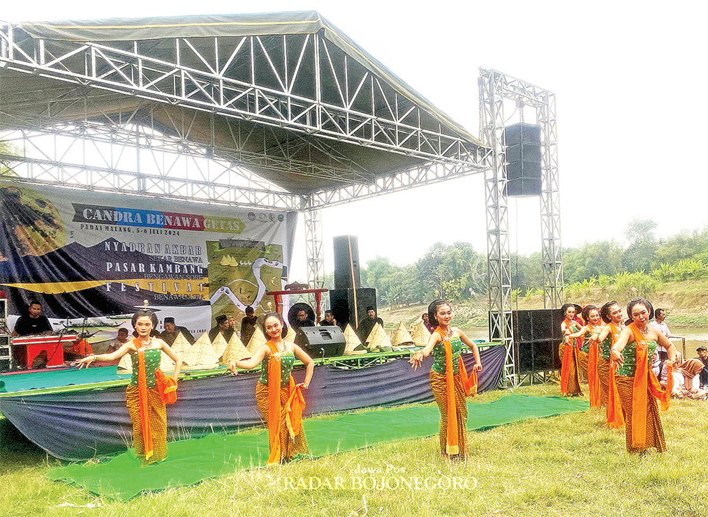SENI BUDAYA: Agenda nyadran di tepi Bengawan Solo turut Desa Getas, Kecamatan Cepu dimeriahkan Tari Tayub Blora pada Juli lalu. (M. LUKMAN HAKIM/RADAR BOJONEGORO)