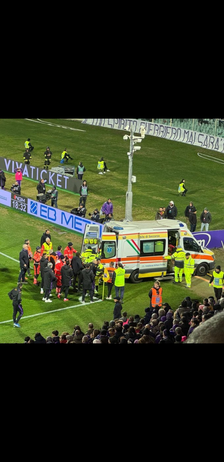 Tim medis membawa ambulan untuk penanganan Eduardo Bove.