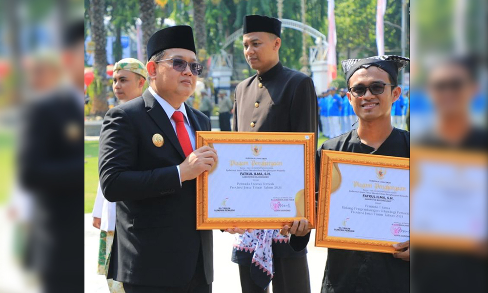 BERPRESTASI: Fatkul Ilma menerima dua sertfikat Juara Kategori Pemuda Utama dan Pemuda Utama Terbaik Bidang Khusus Pengembangan Teknologi Pertanian secara langsung dari Pj Gubernur Jatim Adhi Karyono