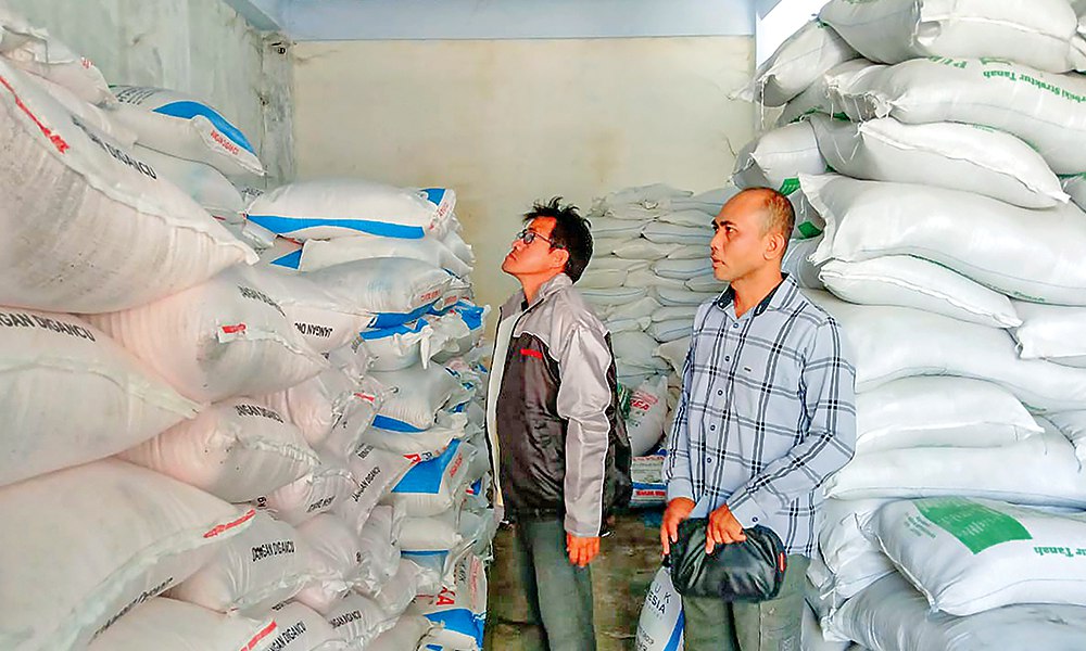 MENUMPUK : Pupuk bersubsidi di salah satu kios pupuk di Blora. Pemerintah berencana mengubah skema penyaluran pupuk.