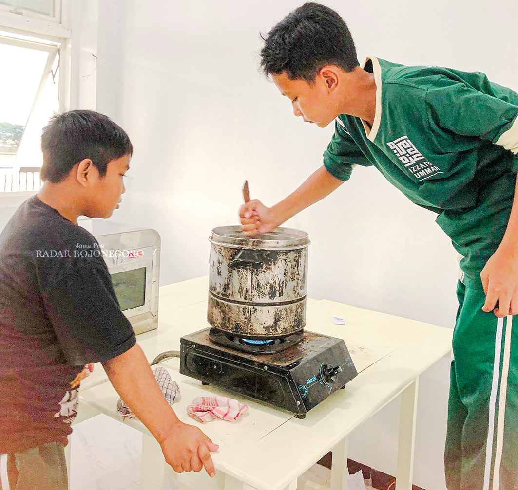JUARA INETRNASIONAL: Tim Fertimulchilizer SMP Plus Izzatul Ummah sukses memboyong dua Medali Emas LKIR 2024 Tingkat Internasional. (ISTIMEWA/RADAR BOJONEOGRO)