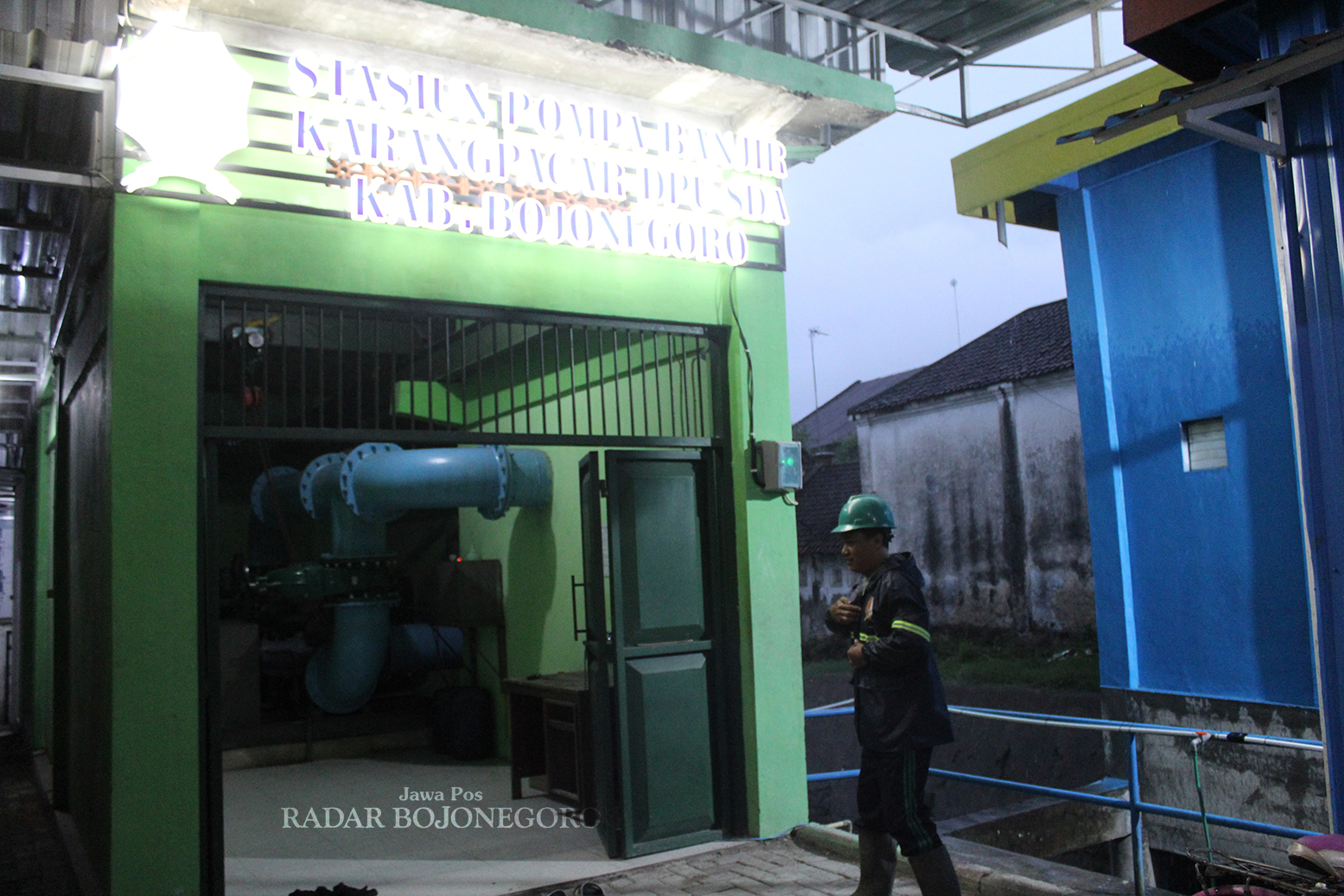 CEK POMPA; Petugas mengecek pompa air untuk mencegah banjir di musim hujan. (DHANI WAHYU ALFIANSYAH/RADAR BOJONEGORO)