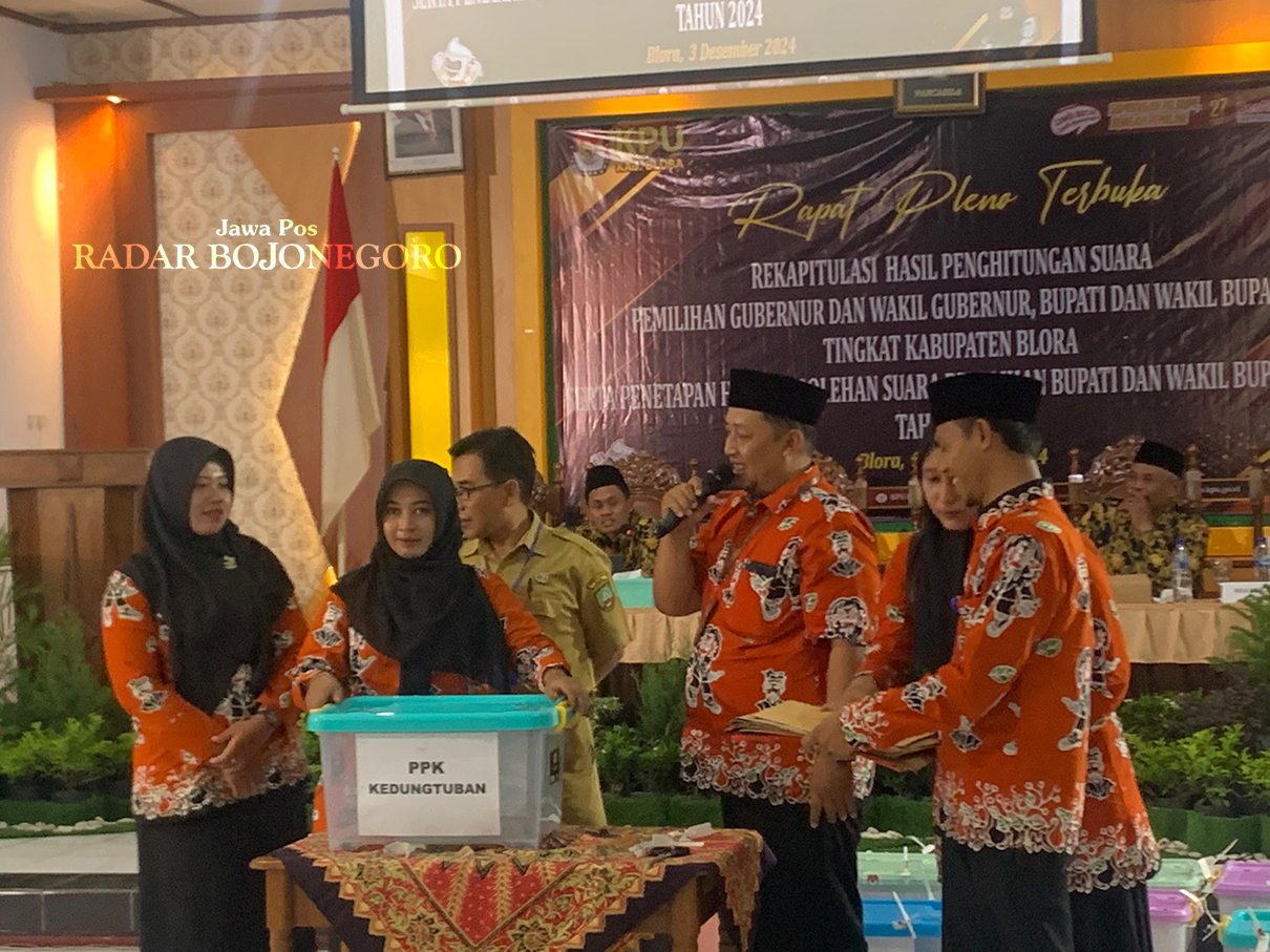 REKAPITULASI SUARA: KPU Bojonegoro menggelar rekapitulasi suara Pilkada 2024 tingkat kabupaten di Gedung PKPRI, kemarin (3/12). (RAHUL OSCARRA DUTA/RADAR BOJONEGORO)