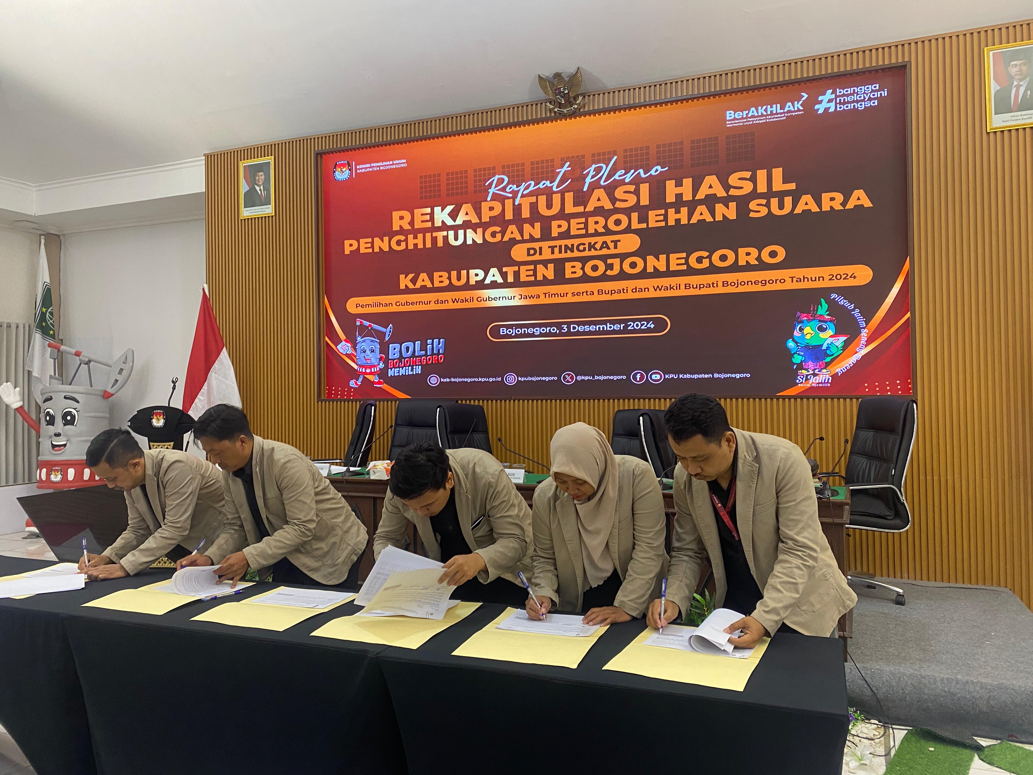Jajaran Komisioner KPUK Bojonegoro mengesahkan hasil rekapitulasi suara Pilgub Jatim dan Pilkada Bojonegoro tingkat Kabupaten (3/12). (IST/RADAR BOJONEGORO)