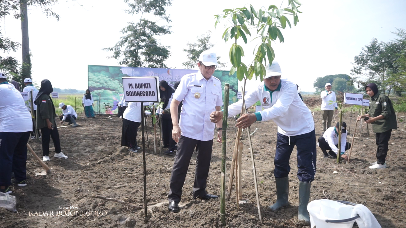 PEDULI LINGKUNGAN: Pj Bupati Bojonegoro Adriyanto menanam pohon, bukti Pemkab Bojonegoro peduli lingkungan. (ISTIMEWA/RADAR BOJONEGORO)