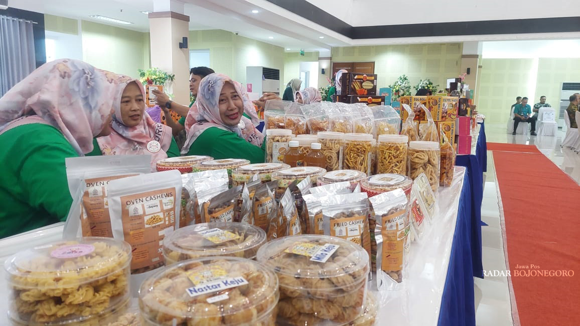 WIRAUSAHA: Pelaku UMKM yang tergabung dalam Crecco Cepu memasarkan Produknya di PEM Akamigas. (M. LUKMAN HAKIM/RADAR BOJONEGORO)