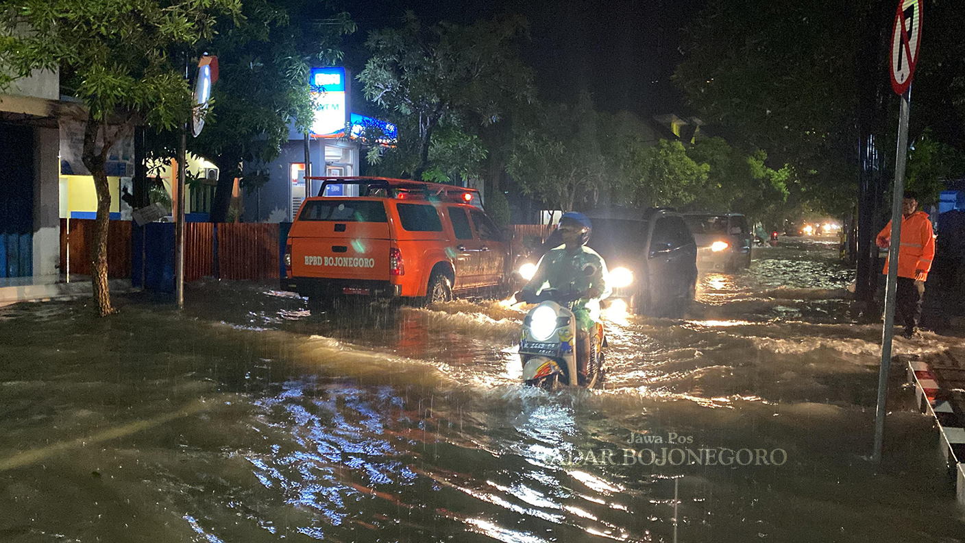 GENANGAN: Akibat curah hujan yang tinggi, ruas Jalan Pattimura tergenang air usia turun hujan tiga jam pada Selasa lalu (3/12). (WAHYU DHANI ALFIANSYAH/RADAR BOJONEGORO)
