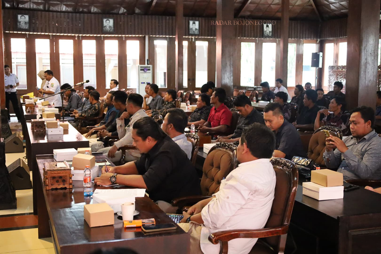 AUDIENSI: Perwakilan warga Jurangjero mengikuti audiensi di Gedung DPRD Blora kemarin (4/12). Mereka ingin 23 warga Jurangjero terbebas dari status tersangka. (M. LUKMAN HAKIM/RADAR BOJONEGORO)