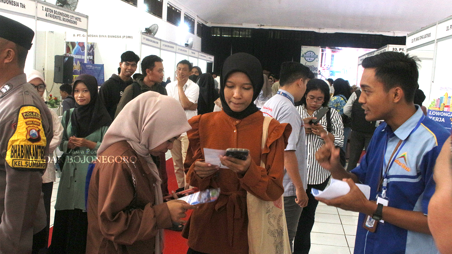CAREER EXPO: Para pencaker sedang berkomunikasi perusahaan-perusahaan yang membuka lowongan pekerjaan di acara Bojonegoro Career Expo 2024 di Gedung Islamic Centre kemarin (4/12).  (AHMAD NAWAF TIMYAT