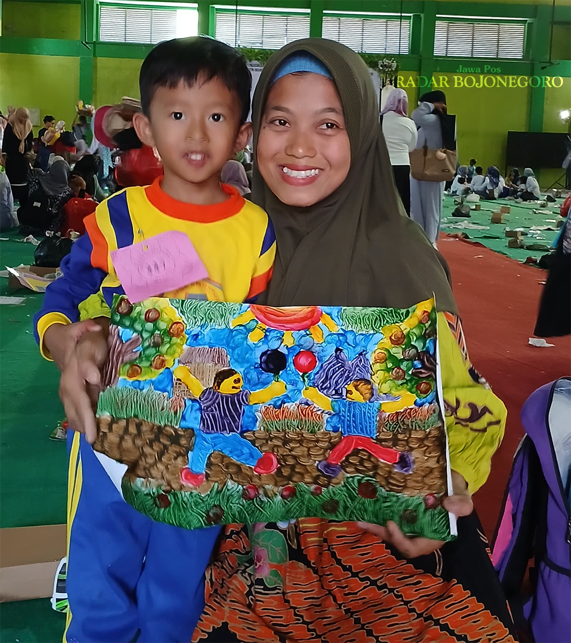 KOMPAK: Kekompakan Nathan bersama sang mama mengantarkannya menyabet Juara 3 Kategori KB Gebyar PAUD Festival Finger Painting 2024. (ISTIMEWA/RADAR BOJONEGORO)