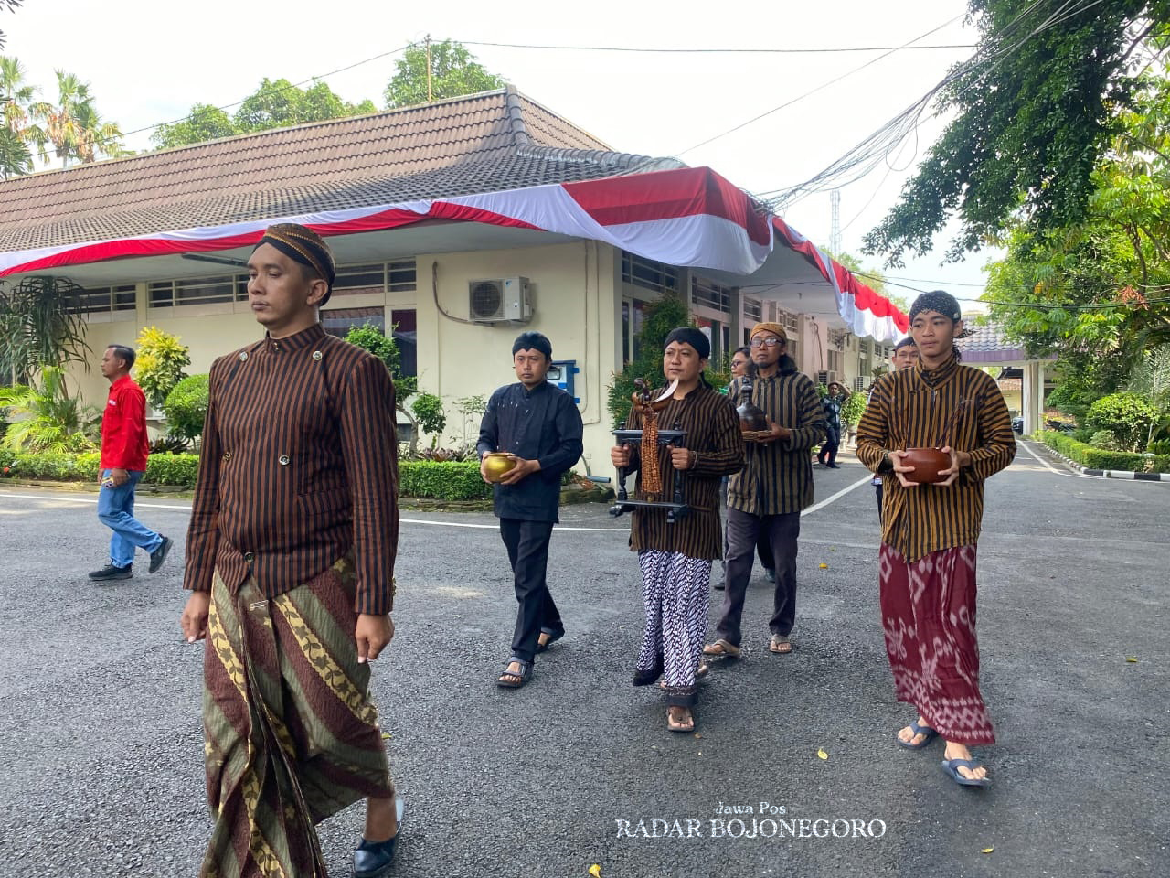 BUDAYA: Petugas jamasan membawa keris Kiai Bismo di Pendapa Bupati Blora yang merupakan kegiatan menuju Hari Jadi ke-275 Blora pada Rabu mendatang (11/12). (M. LUKMAN HAKIM/RADAR BOJONEGORO)