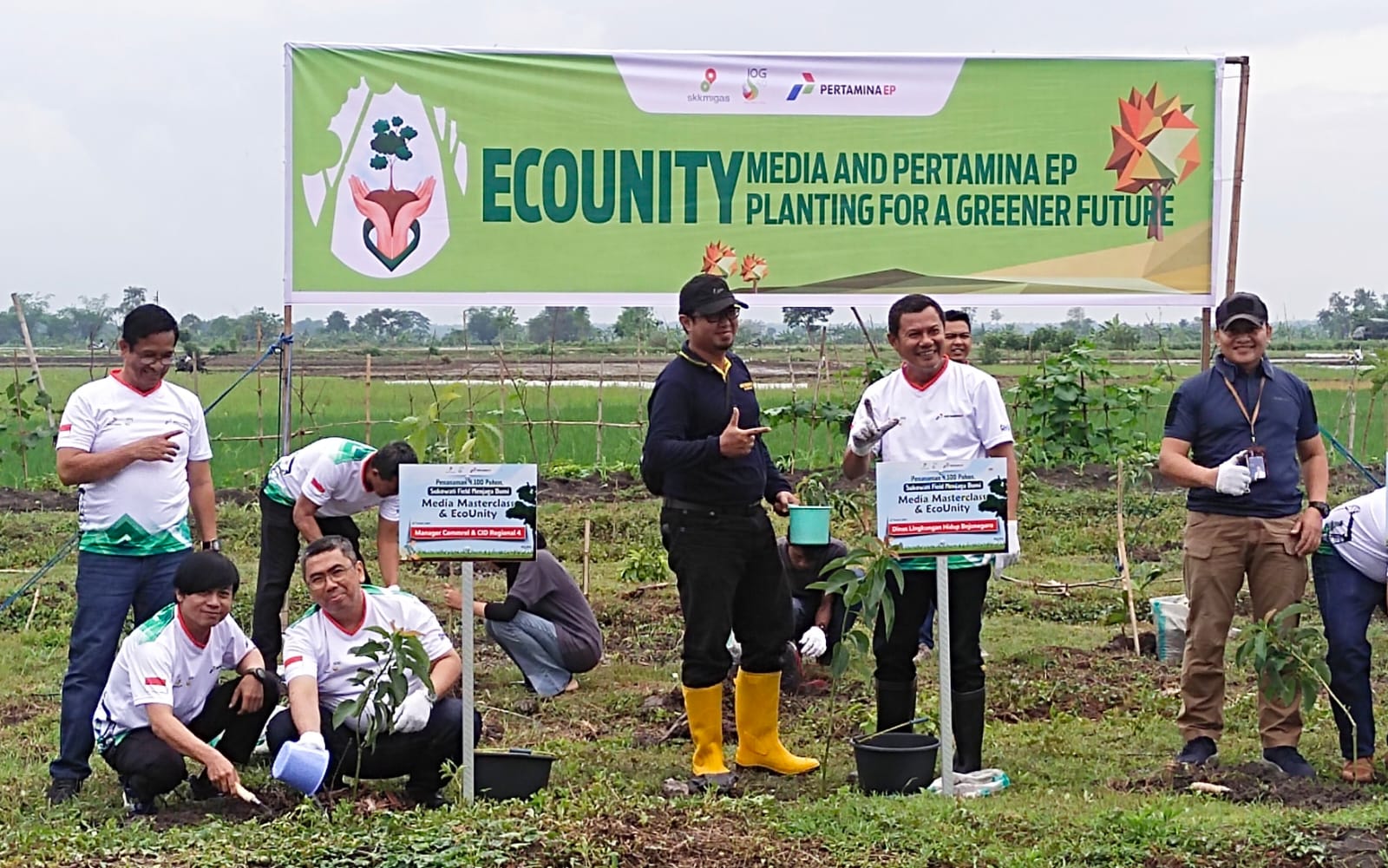 PEDULI: Manager Commrel dan CID Regional 4 saat mengawali tanam pohon di Kebun Raya Wedi, Kecamatan Kapas, Bojonegoro&nbsp;(6/12).