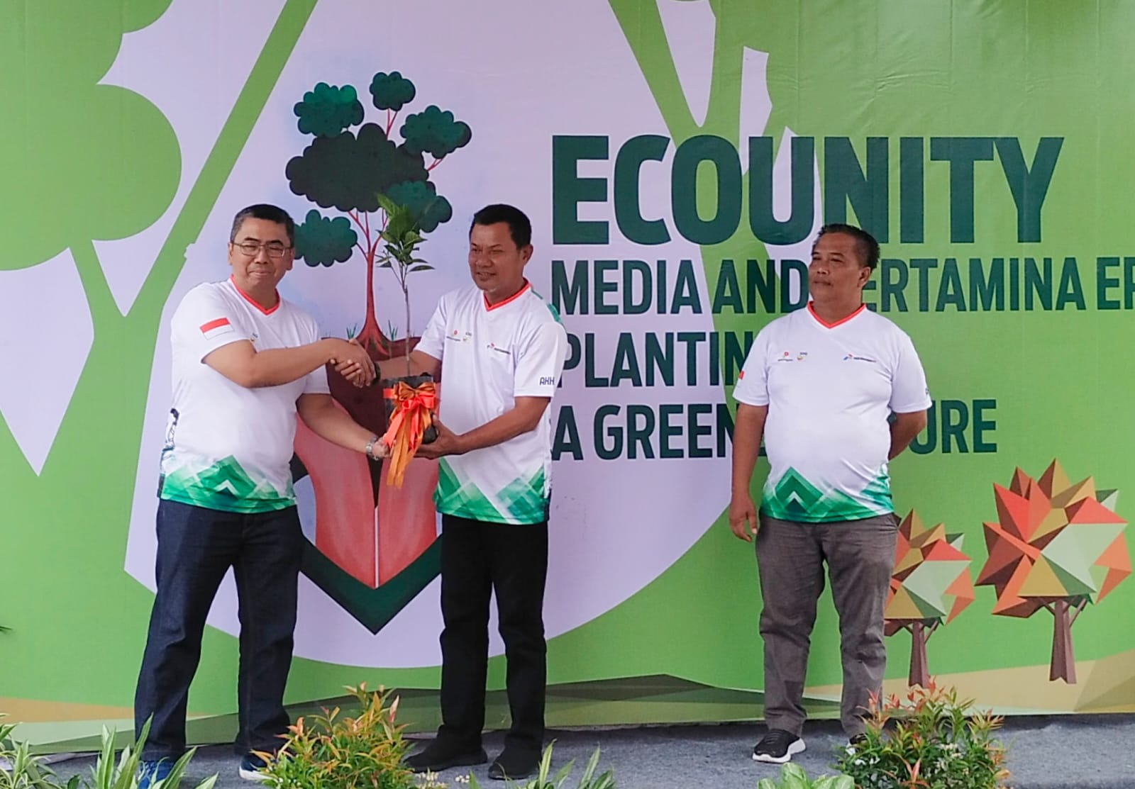 PEDULI: Manager Commrel dan CID Regional 4 saat menyerahkan bibit pohon secara simbolis kepada perwakilan dari Dinas Lingkungan Hidup (6/12).