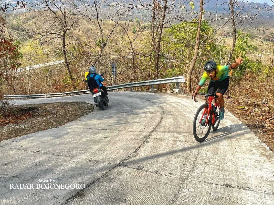 GOWES: Tomi Dwi Prasetyo gowes sambil ngonten untuk promosikan potensi wisata Bojonegoro, untuk sehat lahir, batin, dan ekonomi. (DHANI WAHYU ALFIANSYAH/RADAR BOJONEGORO)