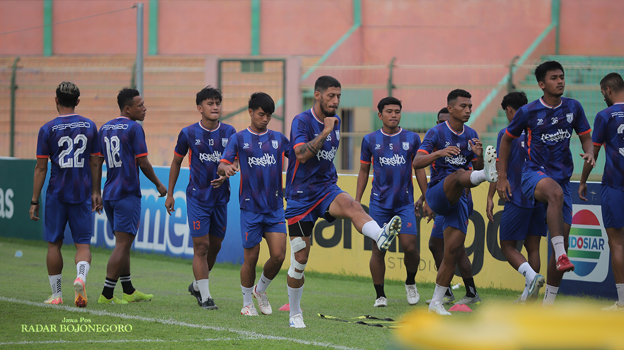 LATIHAN FISIK: Skuad Persibo kemarin (5/12) latihan fisik di Stadion Letjend Soedirman Bojonegoro sebelum menjamu Persewar Waropen Sore ini. (YUAN EDO/RADAR BOJONEGORO)