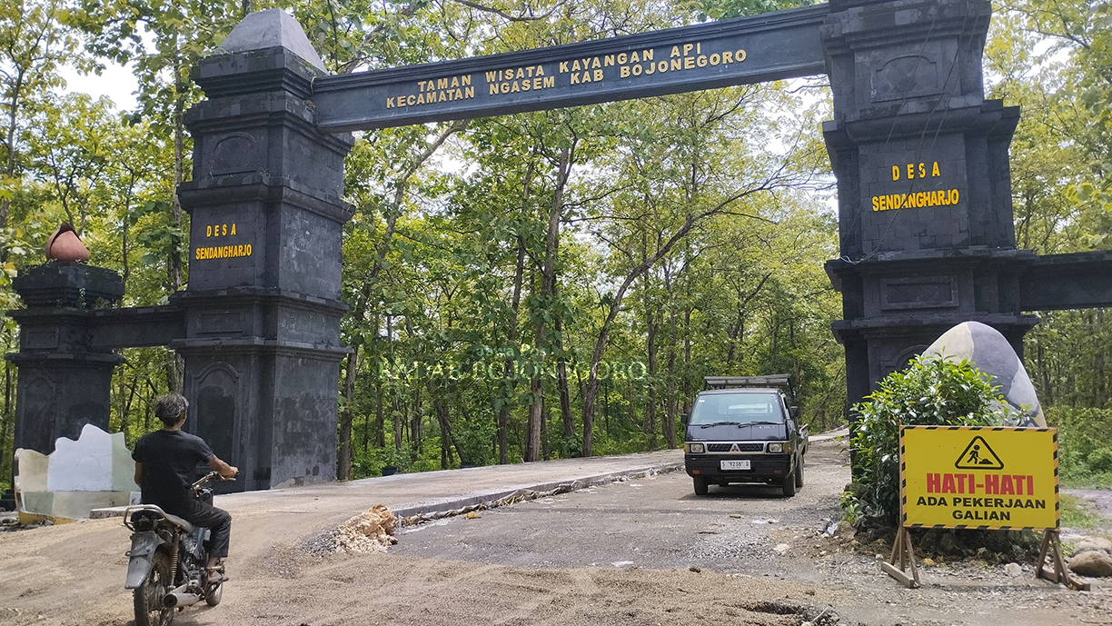 DITUTUP SEMENTARA: Akses menuju Kayangan Api ditutup sementara, selama proses perbaikan jalan. (DHANI WAHYU ALFIANSYAH/RADAR BOJONEGORO)