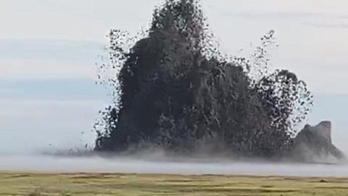 Setelah mud volcano Oro-Oro Kesongo meletus (4/12), BPBD Blora himbau warga untuk menjauhi lokasi tersebut. (ISTIMEWA/RADAR BOJONEGORO)
