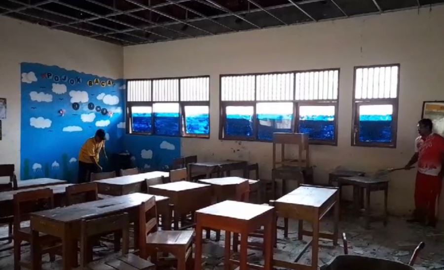 AMBROL: Kondisi atap ruang kelas SMPN 2 Tunjungan ambrol saat para siswa sedang penilaian sumatif akhir tahun sekitar pukul 08.00 WIB kemarin (6/12). (ISTIMEWA/RADAR BOJONEGORO)