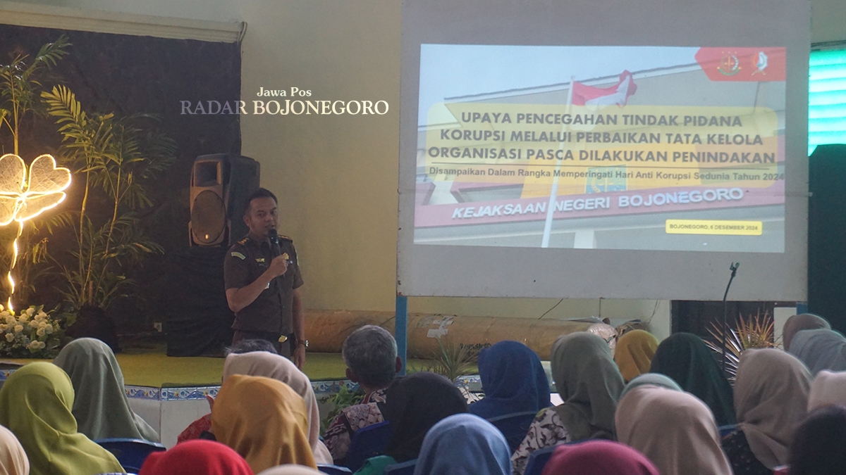 ANTUSIAS: Para Kepala Sekolah TK, SD, dan SMP dengan aktif mengikuti penyampaian materi dari Kejari Bojonegoro dalam rangka peringatan Hari Anti Korupsi Sedunia 2024 di Aula Disdik Bojonegoro.