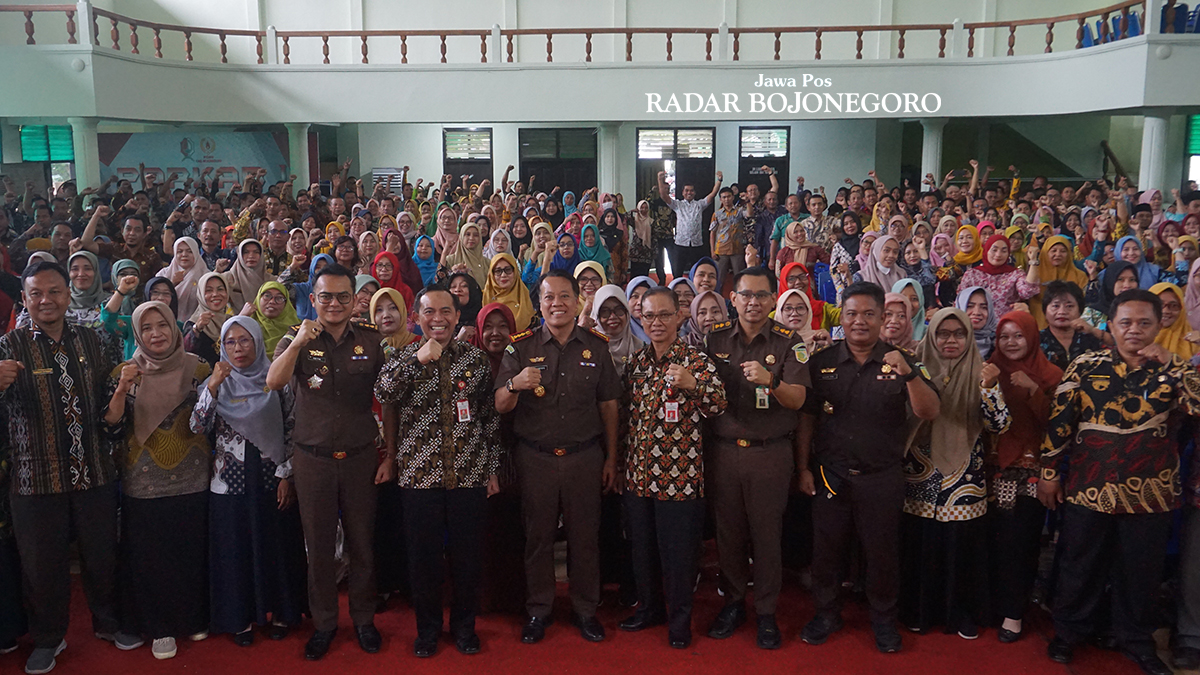 ANTUSIAS: Pj Sekda, Kajari dan jajaran, Kadin Disdik dan jajaran tengah berfoto bersama dengan para peserta selesai kegiatan pembinaan satuan pendidikan sebagai upaya pencegahan tindak pidana korupsi.