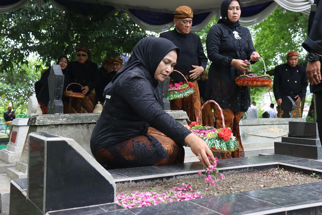 ZIARAH: Wakil Bupati Blora Tri Yuli Setyowati menabur bunga dan ziarah di makam mantan Bupati Blora Basuki Widodo yang berada di Cepu. (ISTIMEWA/RADAR BOJONEGORO)