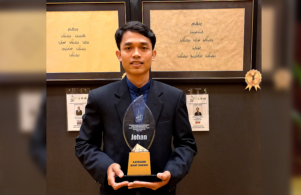 JUARA ASEAN: Abdul Ghofar menunjukkan piala Juara Seni Kaligrafi Tingkat Asean di Brunei Darussalam