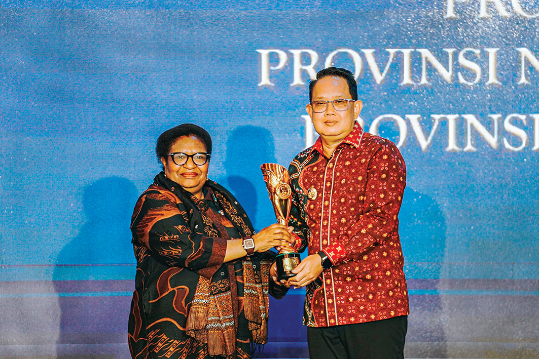 PRESTASI: Wamendagri Ribka Haluk (kiri) menyerahkan trofi penghargaan IGA 2024 kategori Provinsi Terinovatif di Mercure Surabaya Grand Mirama Hotel, Kamis (5/12). (ISTIMEWA/RADAR BOJONEGORO)