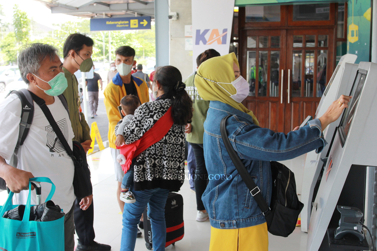 BELUM RAMAI : Penumpang di Stasiun Cepu tengah melakukan melakukan registrasi. Hingga kini penjualan tiket KA masih belum ramai. (LUKMAN HAKIM/RADAR BOJONEGORO)