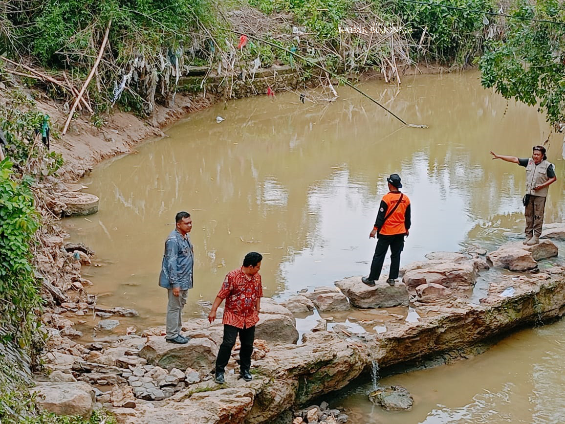 TANAH LONGSOR: Pascahujan, petugas BPBD Blora mengecek longsoran di Desa Ngampel, Kecamatan Blora, Kamis lalu (5/12). (ISTIMEWA/RADAR BOJONEGORO)