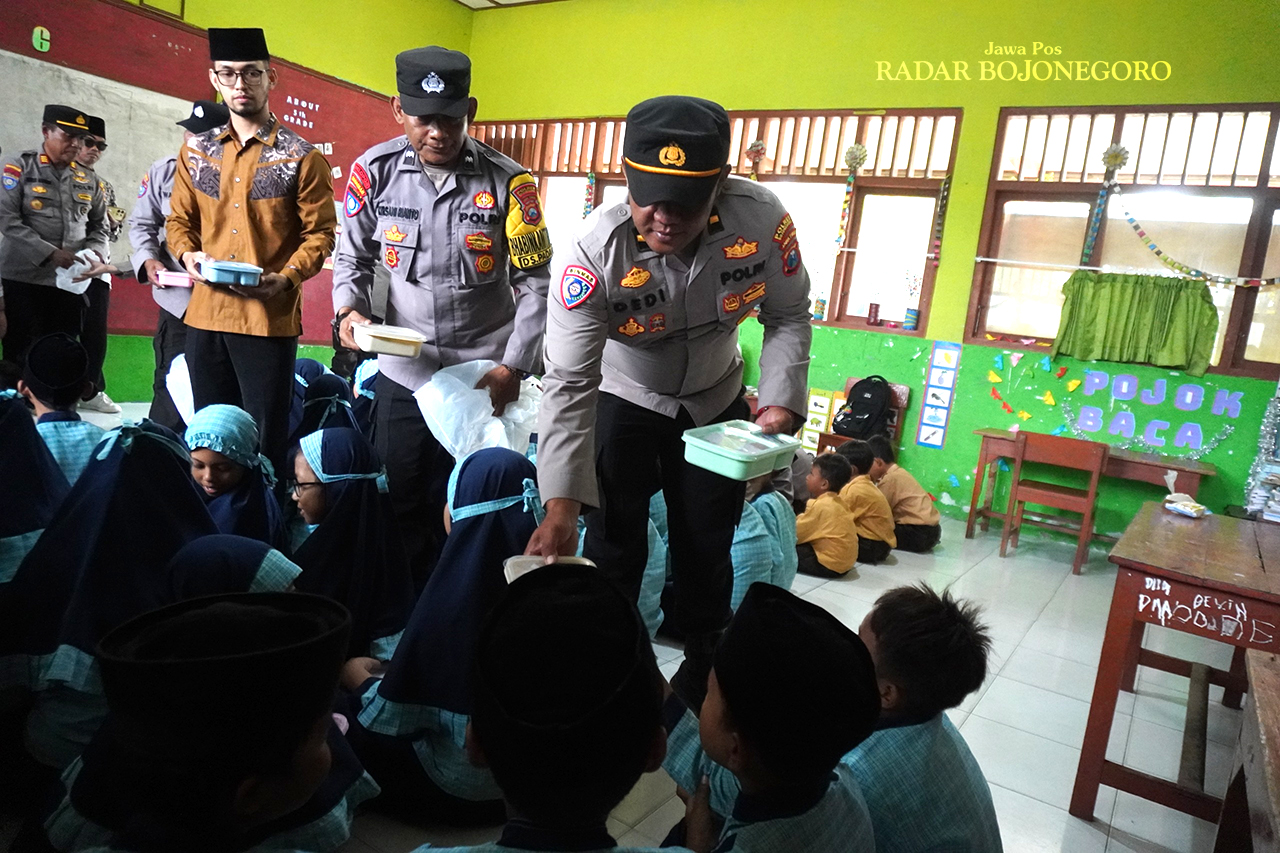 BERGIZI: Polres Bojonegoro membagikan makanan bergizi kepada siswa-siswi SDN Pagerwesi, Kecamatan Trucuk Jumat (6/12) lalu. (DHANI WAHYU ALFIANSYAH/RADAR BOJONEGORO)