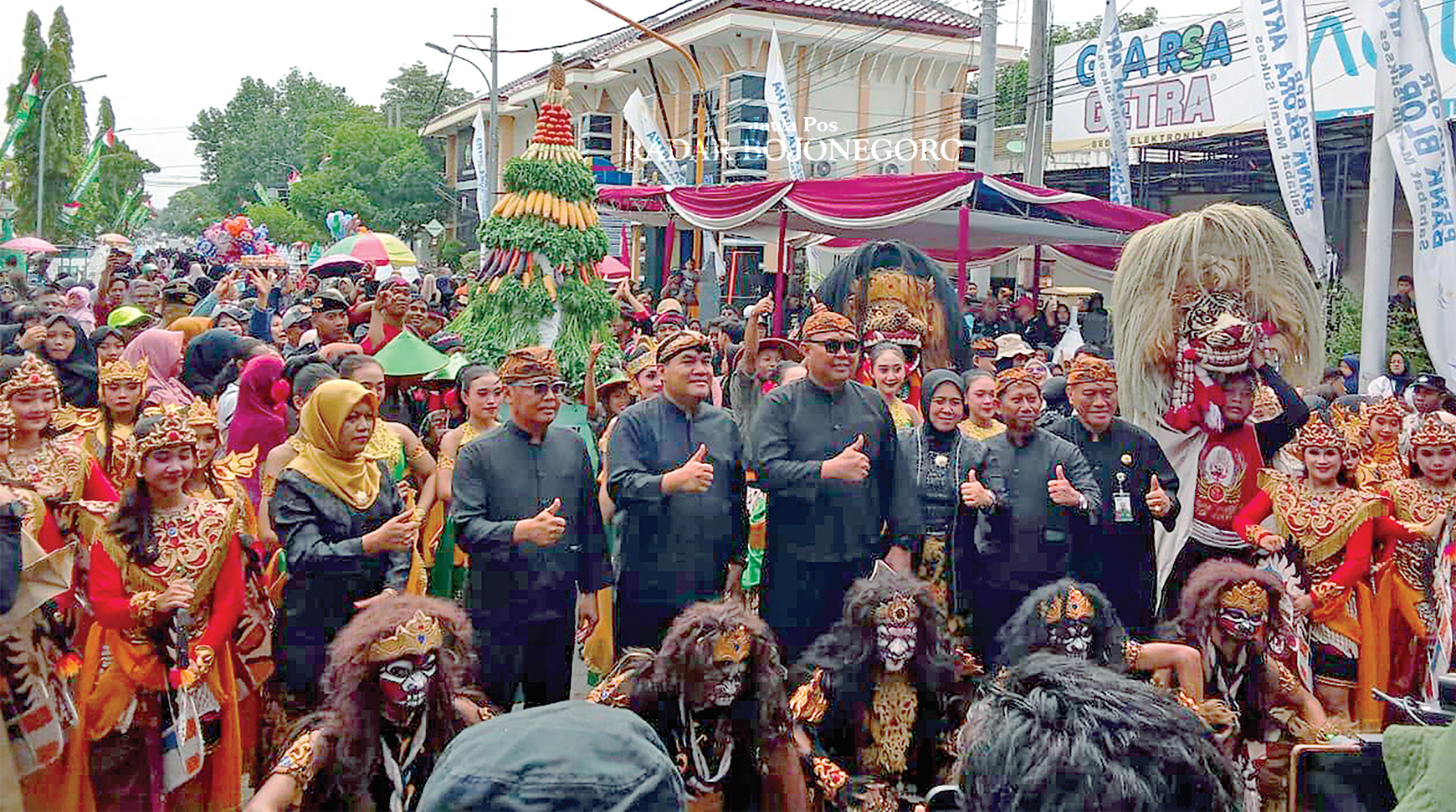SEMARAK: Bupati Blora Arief Rohman bersama para pejabat di lingkungan forkopimda Blora menyemarakkan acara Hari Jadi Blora bersama ribuan masyarakat dan ratusan gunungan. (RAHUL OSCARRA DUTA/RADAR BOJ