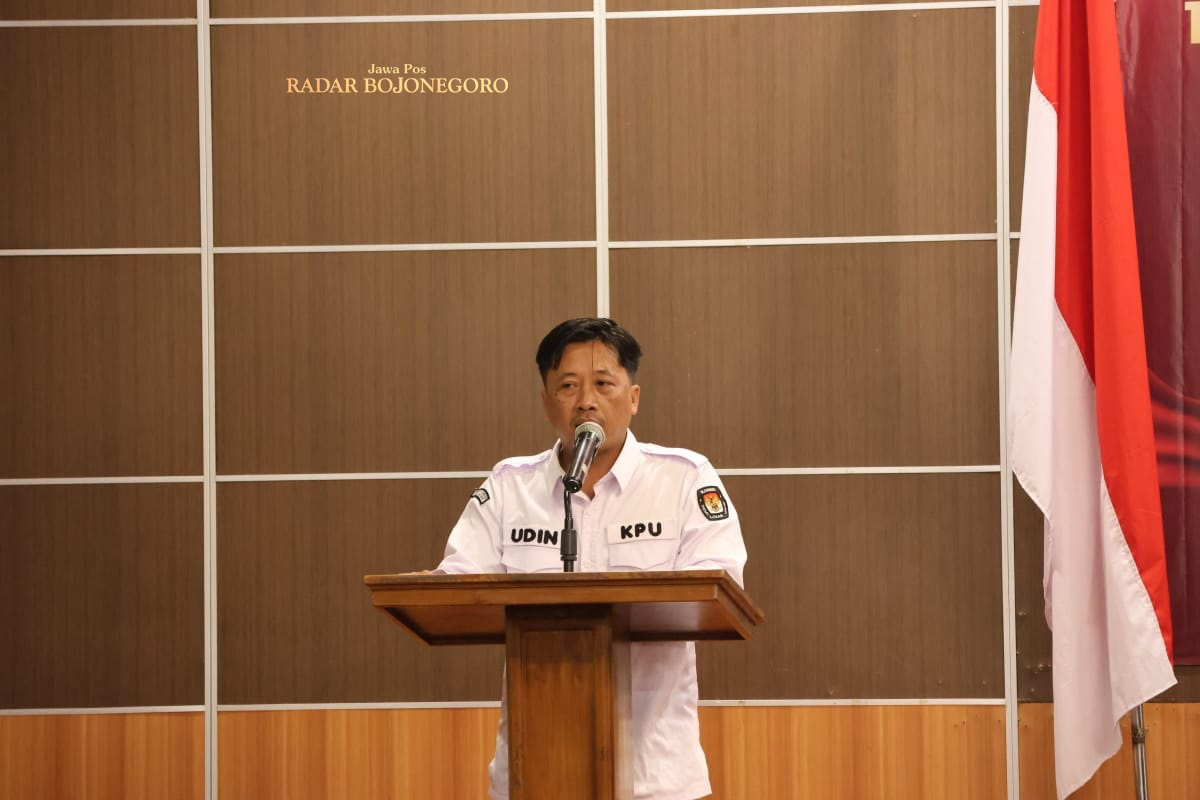 LEGA: Kordiv Hukum dan Pengawasan KPUK Bojonegoro Sholihudin merasa lega Pilkada Bojonegoro 2024 sukses terselenggara. Rasa lelahnya hilang ketika menyempatkan waktu berkumpul keluarga. (ISTIMEWA/RADA