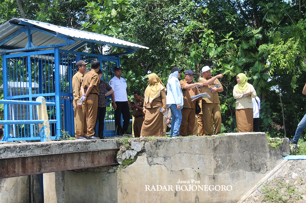 SUMBER KEHIDUPAN: Wakil Ketua IV DPRD Jawa Timur Sri Wahyuni Sri Wahyuni bersama PU SDA Jatim dan 12 kades mengecek Waduk Pirang sebagai sumber kehidupan petani di 15 desa di tiga kecamatan.  (DHANI W