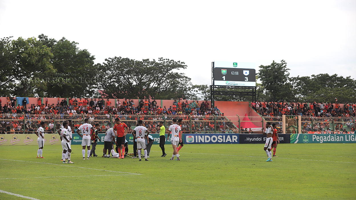 PEDULI PERSIBO: Dinpora memperbaiki gawang, ruang wasit, ruang ganti pemain, ruang media, kamar mandi, hingga papan skor digital Stadion Letjend Soedirman (YUAN EDO/RADAR BOJONEGORO)