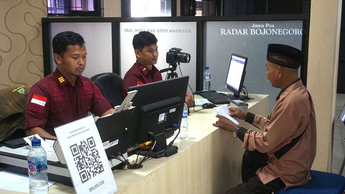 FOTO PASPOR: CJH sedang mengurus paspor untuk pemberangkatan 2025 mendatang. (YUAN EDO/RADAR BOJONEGORO)