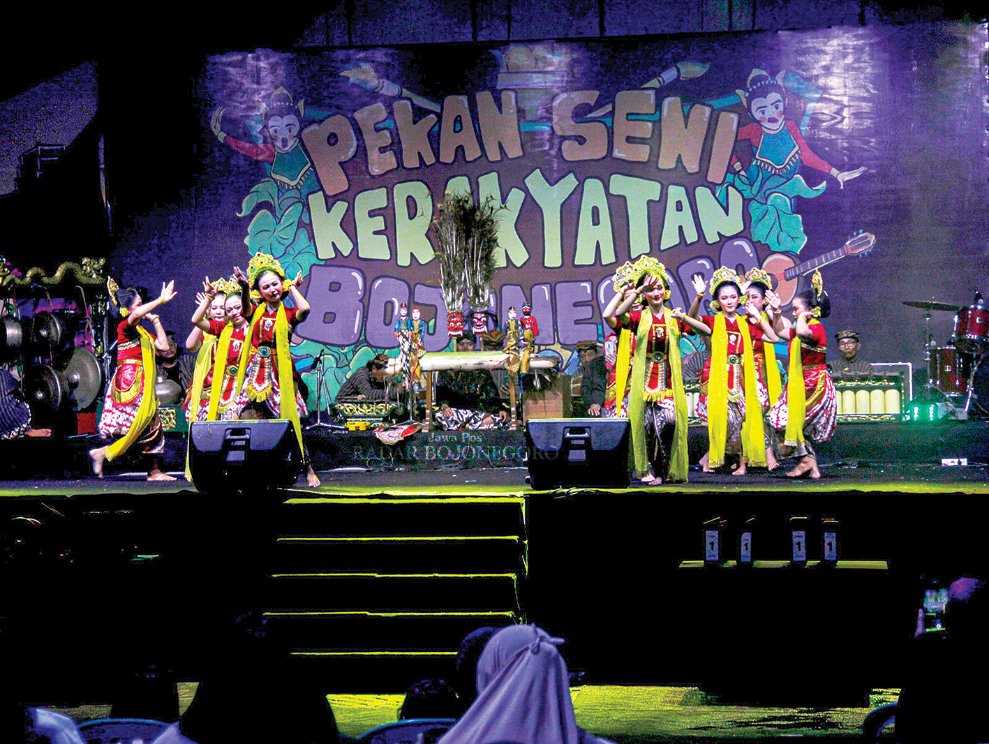 ANGKAT KESENIAN LOKAL: PSKB di Gedung Serbaguna dan sejak Jumat (6/12) resmi ditutup Selasa (10/12) malam dengan berbagai pertunjukan salah satunya Tari Api Kayangan. (PEMKAB BOJONEGORO FOR RADAR BOJO