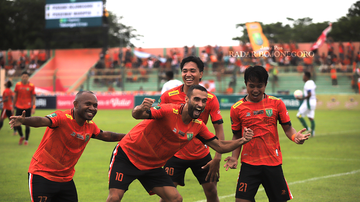 BERTOLAK KE PALU: Skuad Persibo saat menjamu Persewar pekan lalu. Hari ini bertolak ke Palu untuk melakoni laga tandang ke markas Persipal Palu pada 14 Desember mendatang. (YUAN EDO/RADAR BOJONEGORO)