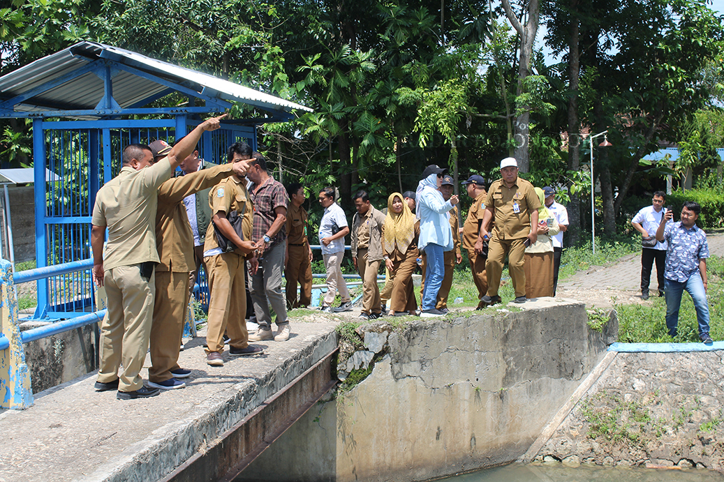 DEBIT BERKURANG: Debit air di Waduk Pirang Kecamatan Dander berkurang, dipicu pompa air liar dan berdirinya industri AMDK. Petani di 15 desa terdampak kekeringan. (DHANI WAHYU ALFIANSYAH/RADAR BOJONEG