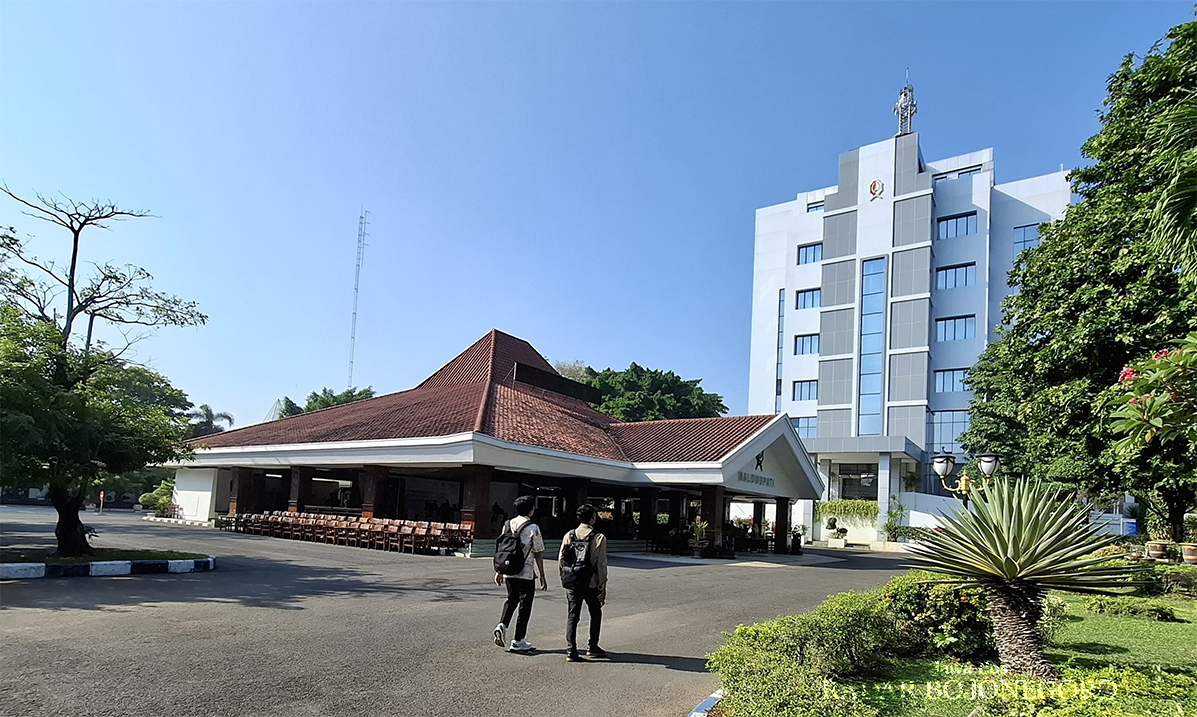 DBH SUDAH CAIR: Kantor Pemkab Bojonegoro berdiri megah, DBH Migas tahun ini sudah terealisasi melebihi target. (DEWI SAFITRI/RADAR BOJONEGORO)